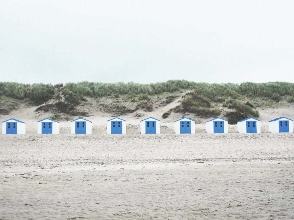 Beach Rules: Each group can only rent in the morning (until 1:30 pm) or in the afternoon (after 2:00 pm) and a distance of 3 meters between huts and 1.5 meters between the limits is recommended. A limit of 5 people per hut is also established.