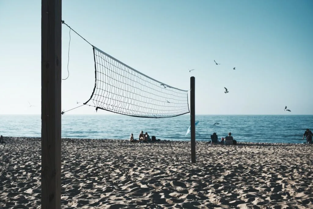 Beach Rules: Sports activities with 2 or more people are prohibited (except nautical activities, surf lessons or similar sports)