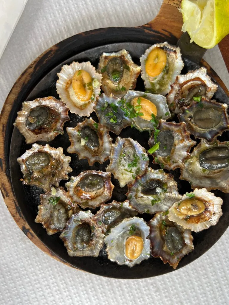 O que fazer na Madeira? Comer lapas é sem duvida uma experiencia gastronómica a não perder.