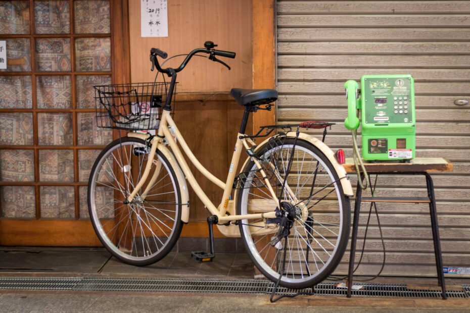 Bicicleta e cabine telefónica em Quioto - Descobre o Melhor eSIM para Viagens com Dados Ilimitados: Holafly