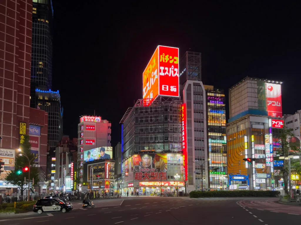 Vista noturna em Tóquio, um local único a não perder quando viajar no Japão
