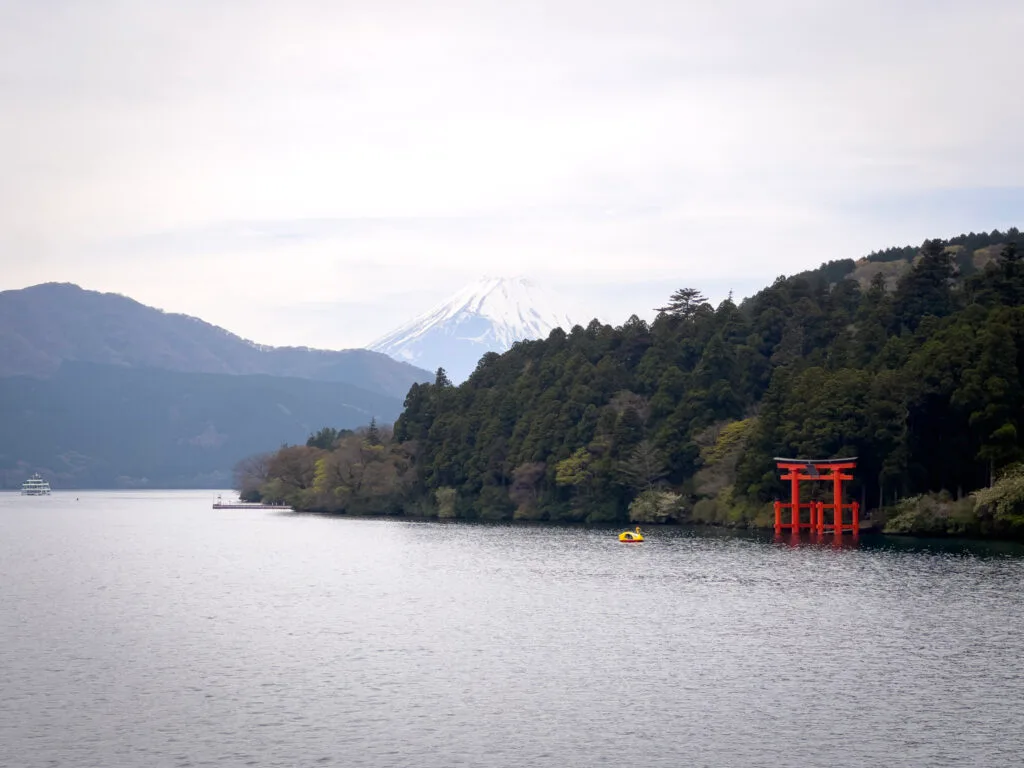 Não há como visitar Hakone e não navegar no Lago Ashi.