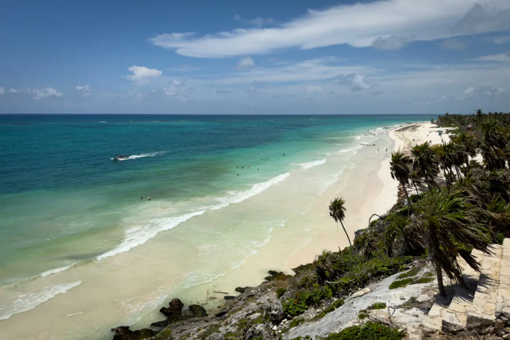Vista panorâmica da Playa Santa Fe com águas cristalinas e areia branca, destacando a beleza natural da região em o que fazer em Tulum. Essencial num itinerário de uma volta ao mundo