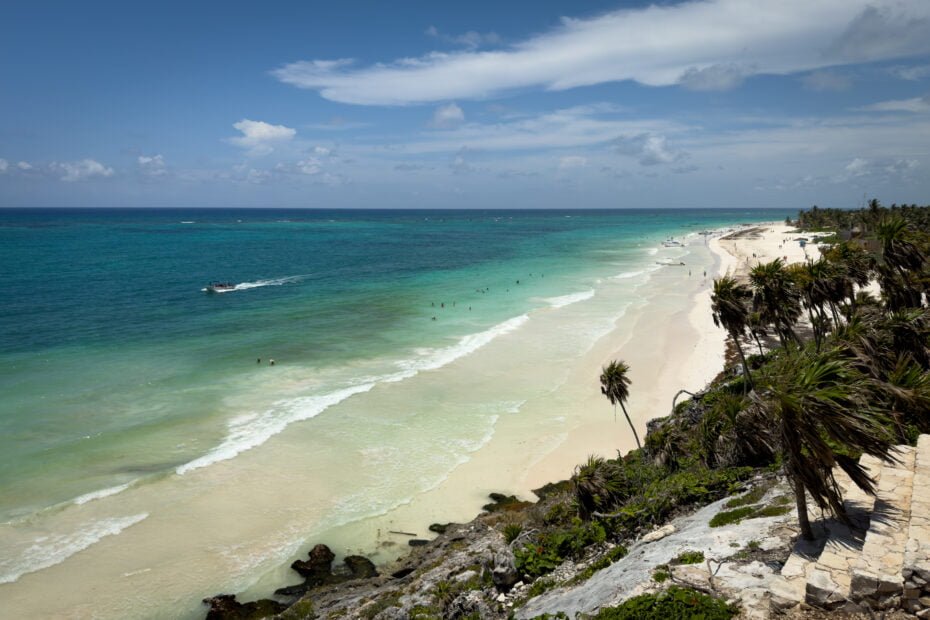 Vista panorâmica da Playa Santa Fe com águas cristalinas e areia branca, destacando a beleza natural da região em o que fazer em Tulum