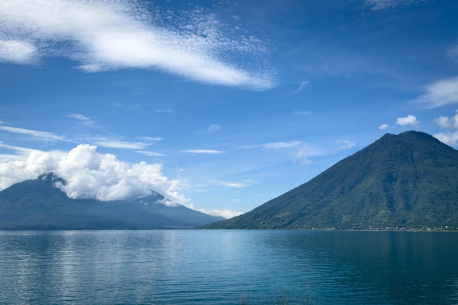 Vista dos vulcões no Lago Atitlán