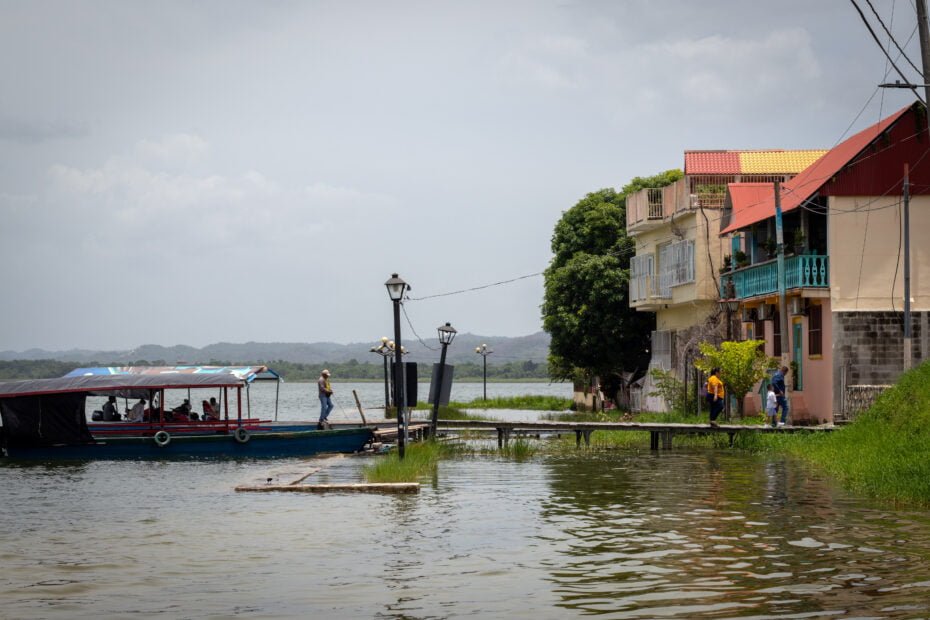 O que fazer nas Flores Guatemala: Cais de embarque para passeios no Lago Petén