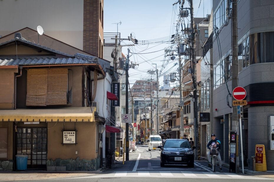 Alugar um carro no Japão, rua com carro e bicicleta