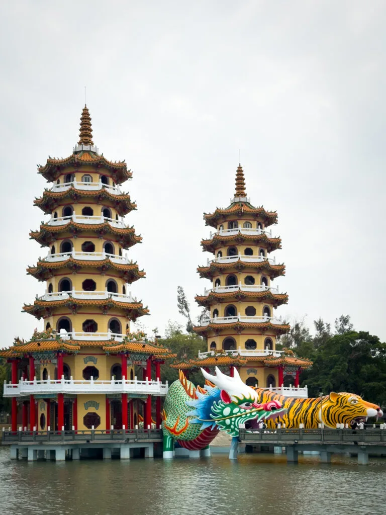 O que fazer em Kaohsiung - Dragon and Tiger Pagodas