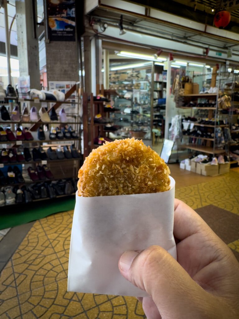 O que fazer em Osaka - Comer croquetes no mercado de Shinsekai - Shinsekai Market, Osaka, Japão