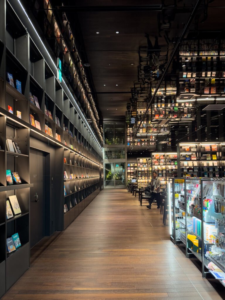 TSUTAYA BOOKS Umeda Store, Osaka, Japão