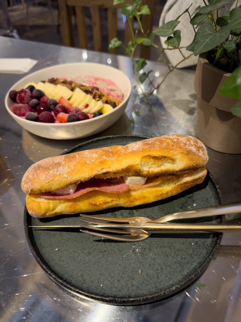 Baguette e Smoothie Bowl no Lampstand, Asahikawa