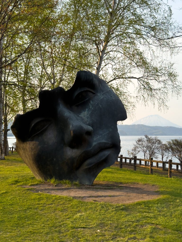 Esculturas no Lago Toya, Hokkaido, Japão